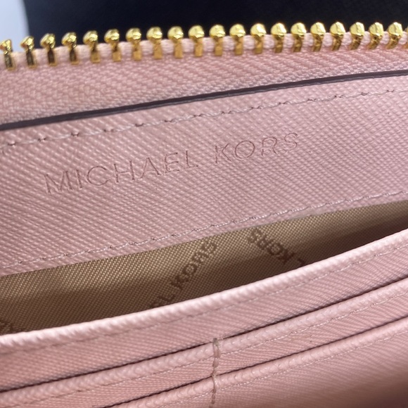 đź©·MICHAEL KORSđź©·Lg Jet Set Travel Pale Pink Three Quarter Zip Leather Wallet/EUC - Picture 6 of 8